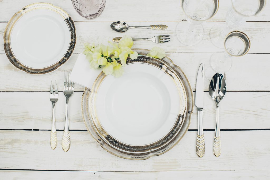 2024: How Much Does it Cost to Rent Table Place Settings?